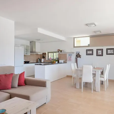 Garlanda 1 Villa Cala Llombards